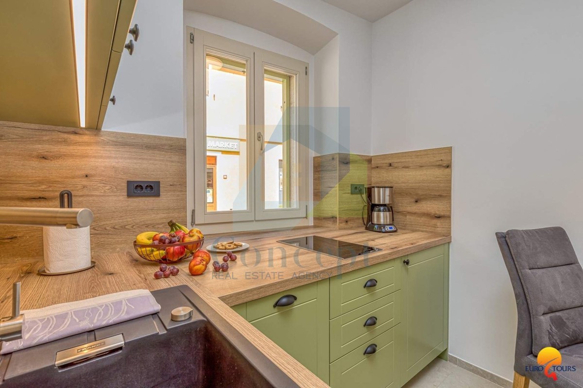 Vrsar, Renovirana hiša v centru s 3 apartmaji 350 m od morja