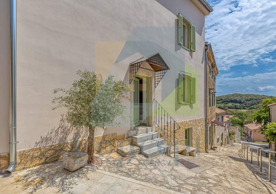 Vrsar, Renovirana hiša v centru s 3 apartmaji 350 m od morja