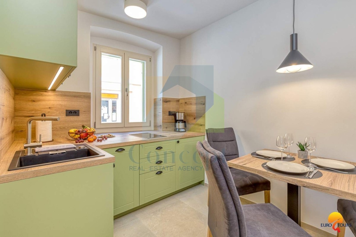 Vrsar, Renovirana hiša v centru s 3 apartmaji 350 m od morja