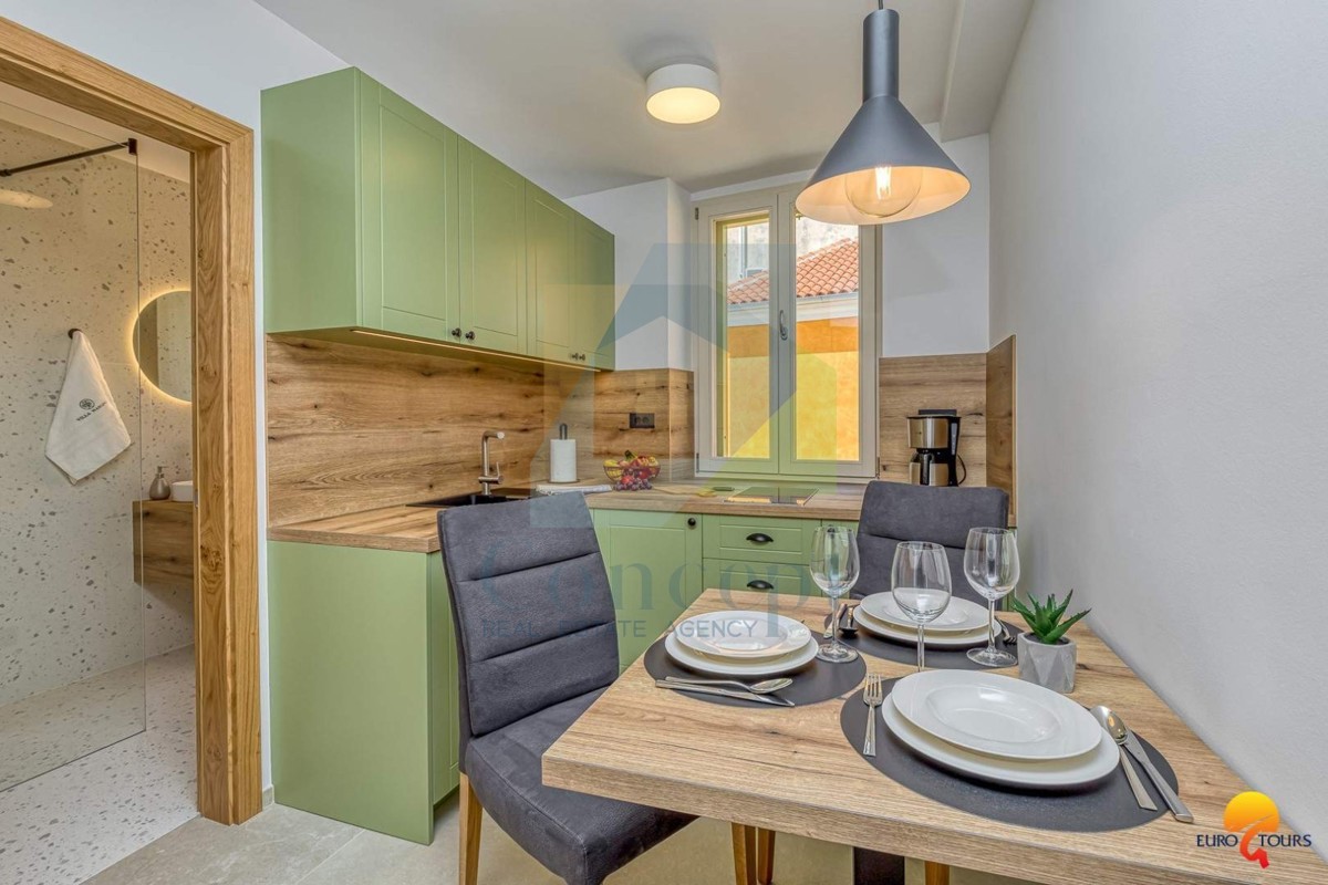 Vrsar, Renovirana hiša v centru s 3 apartmaji 350 m od morja