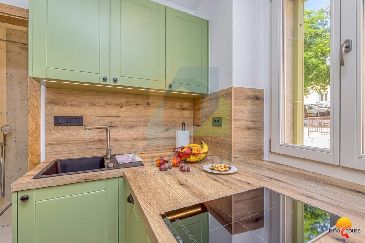 Vrsar, Renovirana hiša v centru s 3 apartmaji 350 m od morja