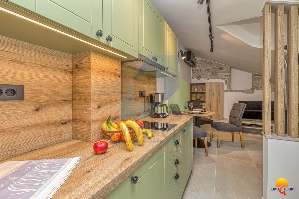 Vrsar, Renovirana hiša v centru s 3 apartmaji 350 m od morja