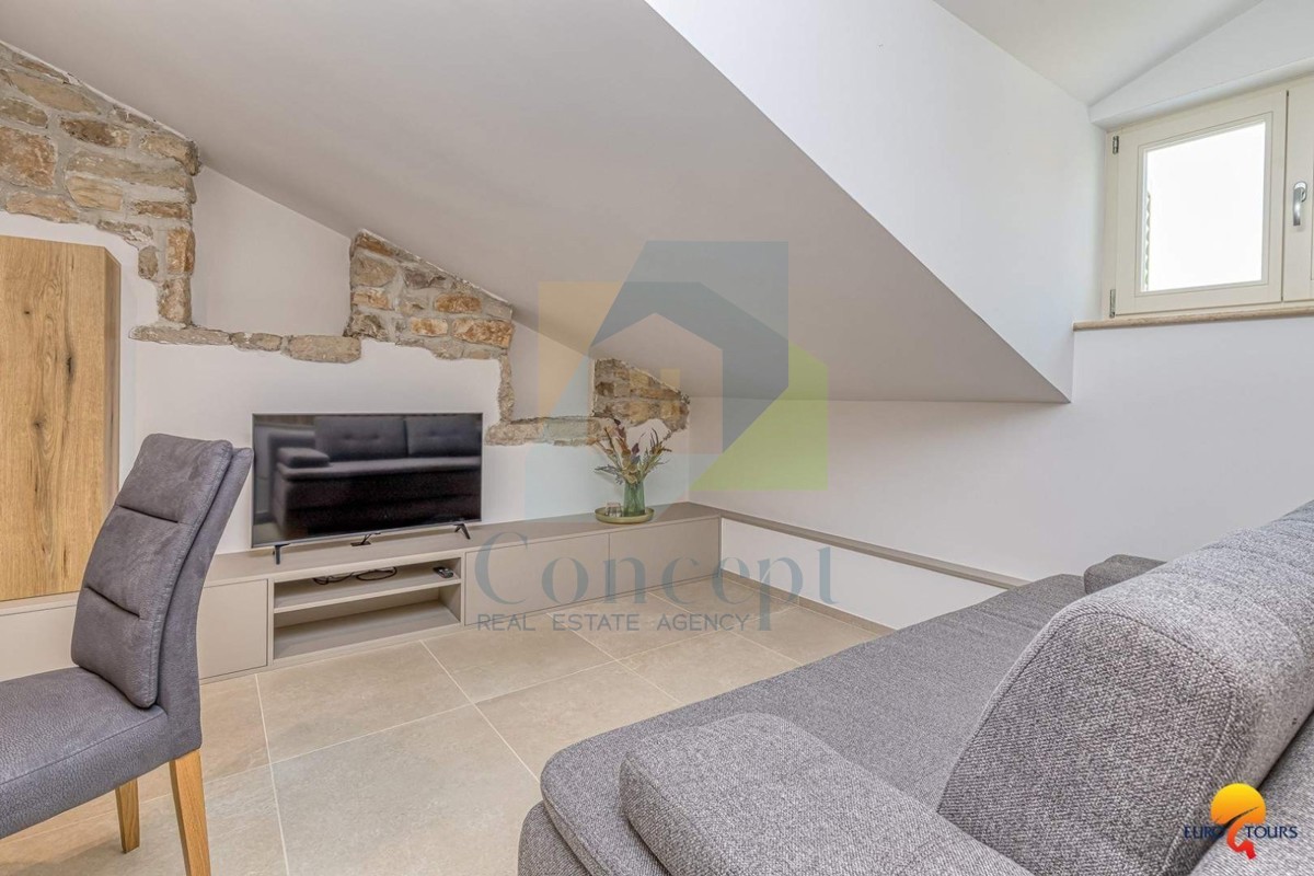 Vrsar, Renovirana hiša v centru s 3 apartmaji 350 m od morja