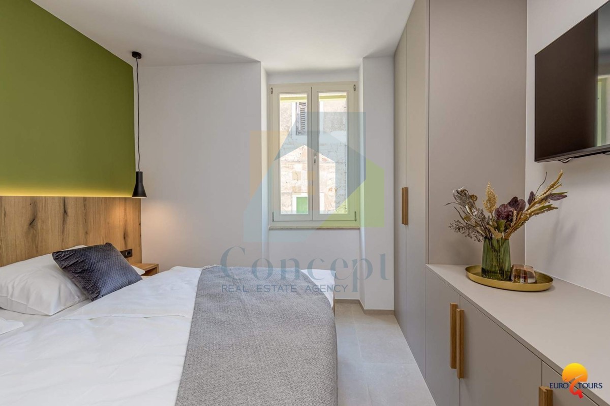 Vrsar, Renovirana hiša v centru s 3 apartmaji 350 m od morja