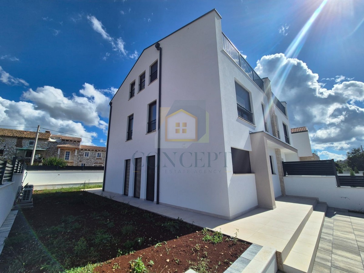 Poreč, okolica, Dvojna moderna hiša s pogledom na morje