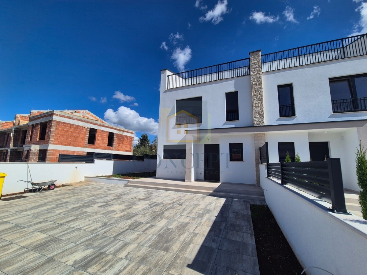 Poreč, okolica, Dvojna moderna hiša s pogledom na morje