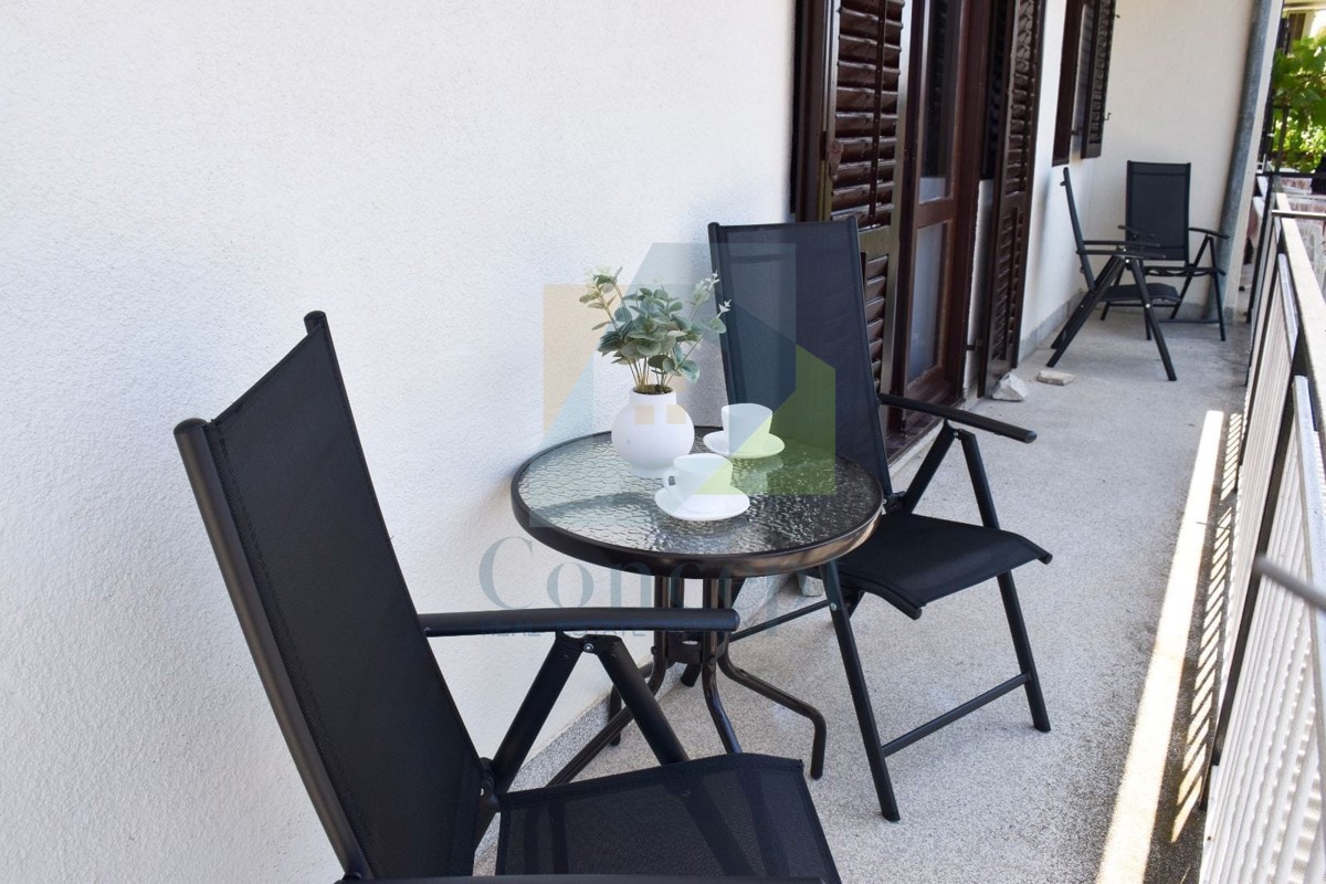 Poreč, širši center, Prostoren stan v nadstropju manjše stavbe, 400 m od morja