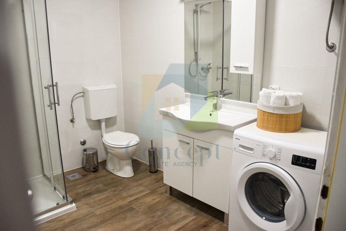 Poreč, širši center, Prostoren stan v nadstropju manjše stavbe, 400 m od morja