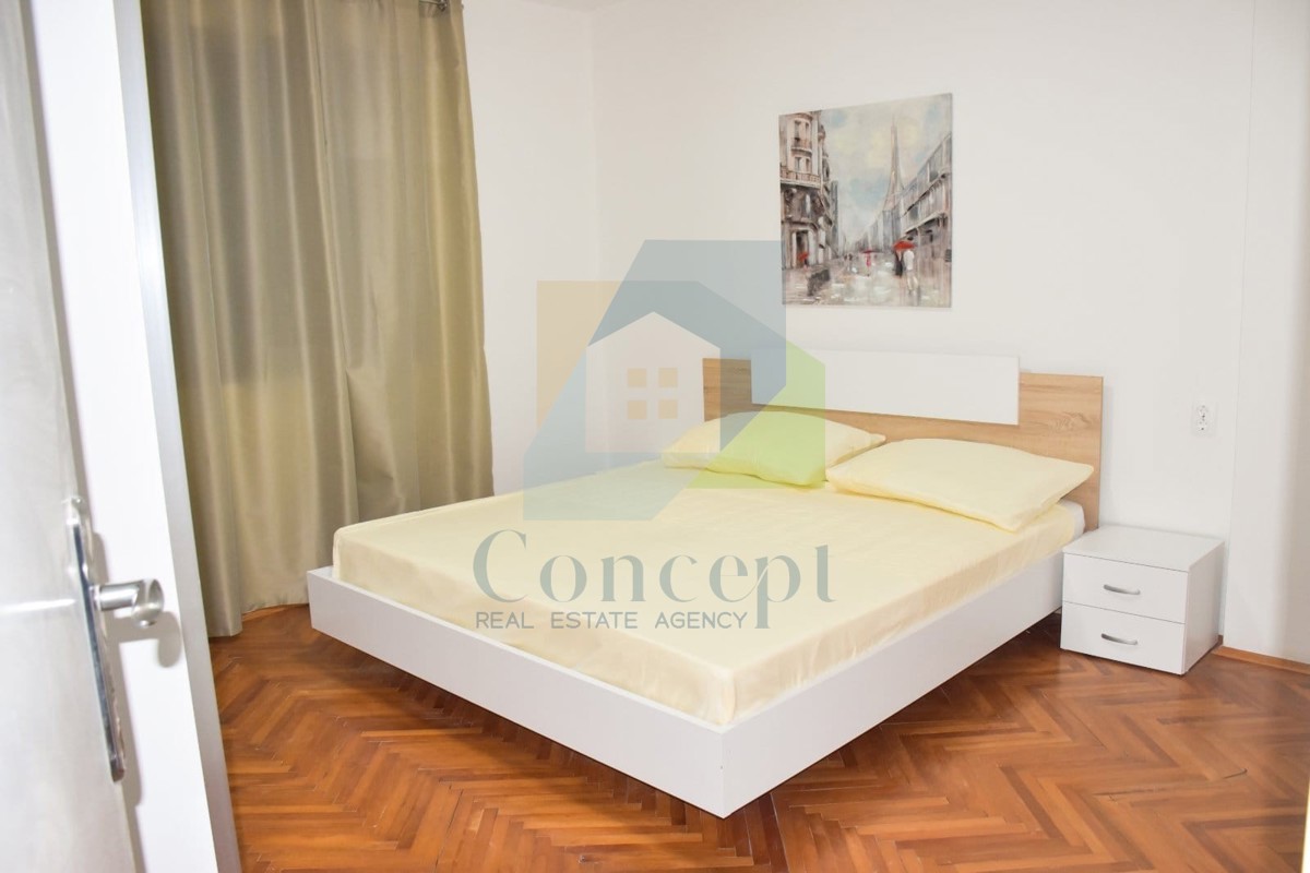 Poreč, širši center, Prostoren stan v nadstropju manjše stavbe, 400 m od morja