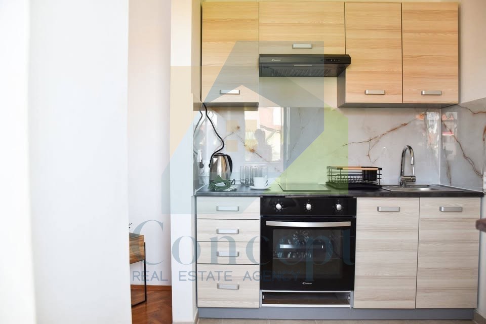 Poreč, širši center, Prostoren stan v nadstropju manjše stavbe, 400 m od morja