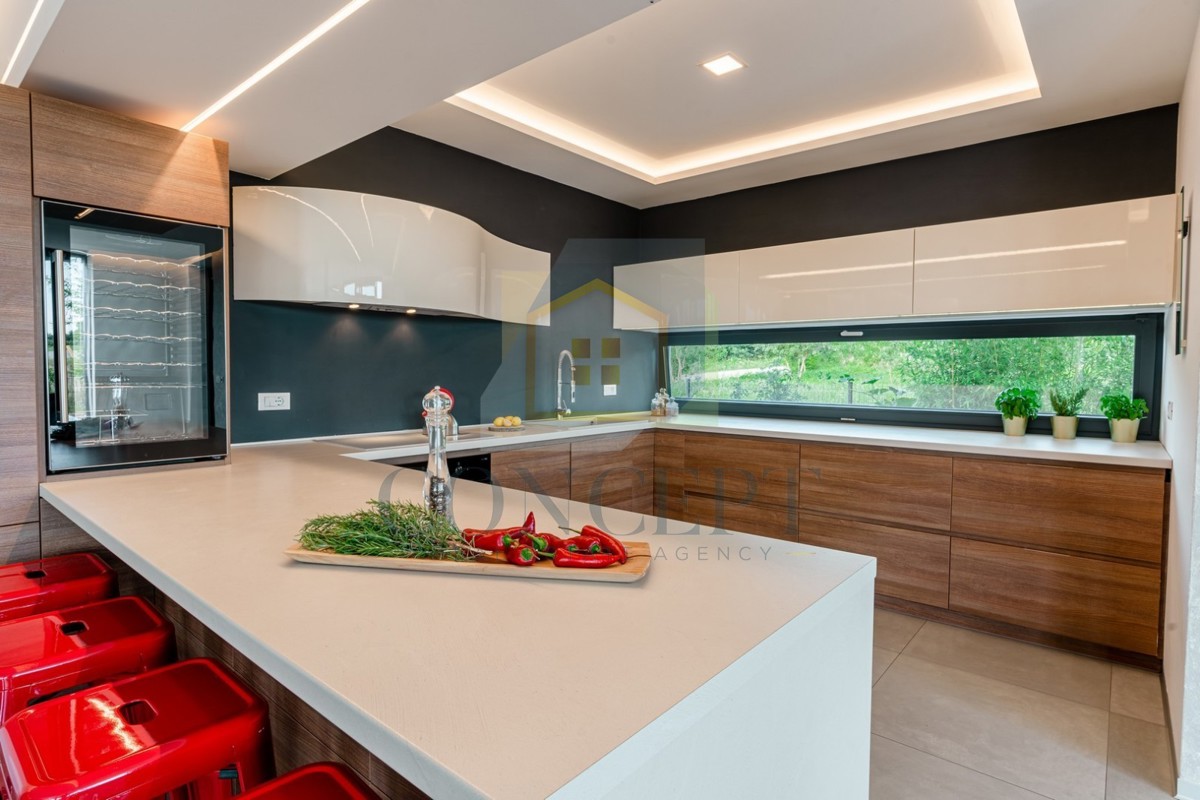 Poreč, okolica, Luksuzna vila s panoramskim pogledom na morje, 10 km od morja