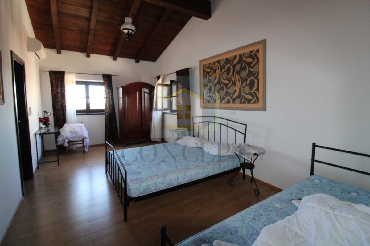 Poreč, okolica, Šarmantna kamnita vila s bazenom in pogledom na morje, 15 km od morja