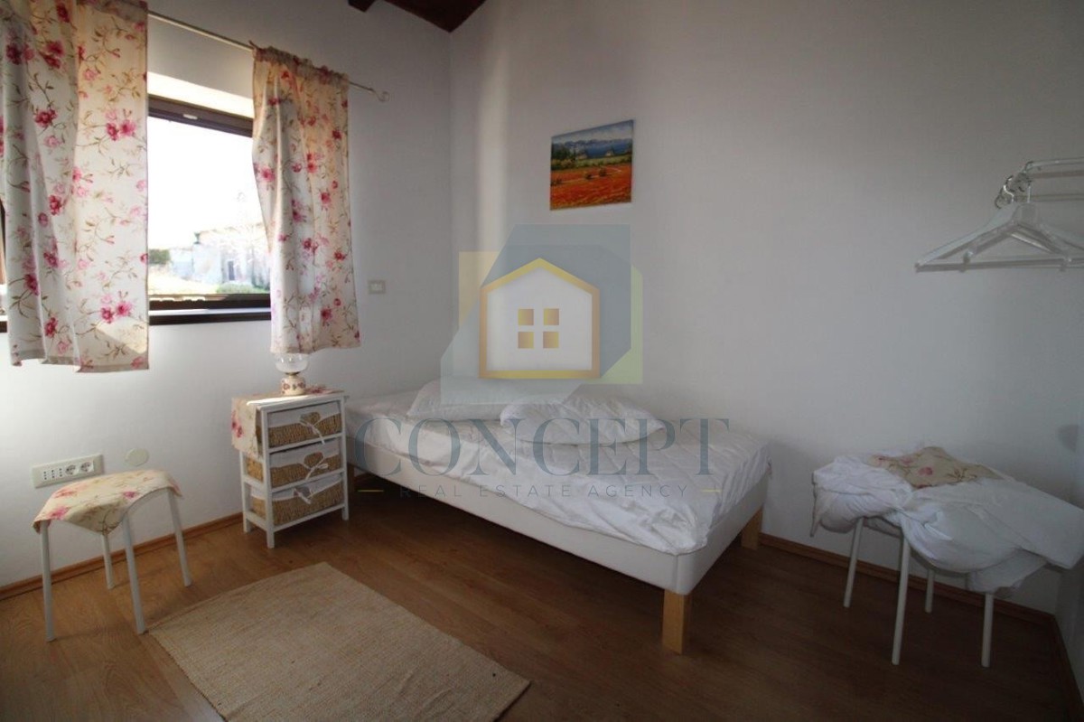 Poreč, okolica, Šarmantna kamnita vila s bazenom in pogledom na morje, 15 km od morja