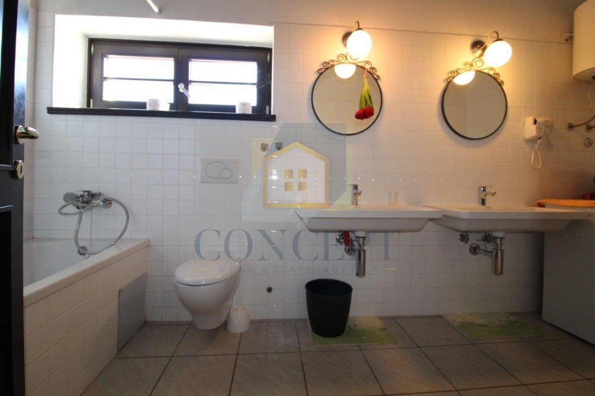 Poreč, okolica, Šarmantna kamnita vila s bazenom in pogledom na morje, 15 km od morja