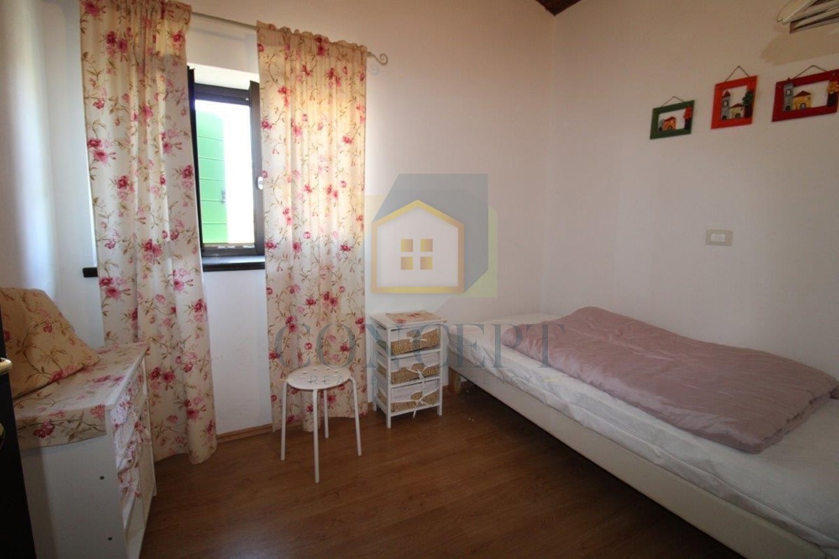 Poreč, okolica, Šarmantna kamnita vila s bazenom in pogledom na morje, 15 km od morja