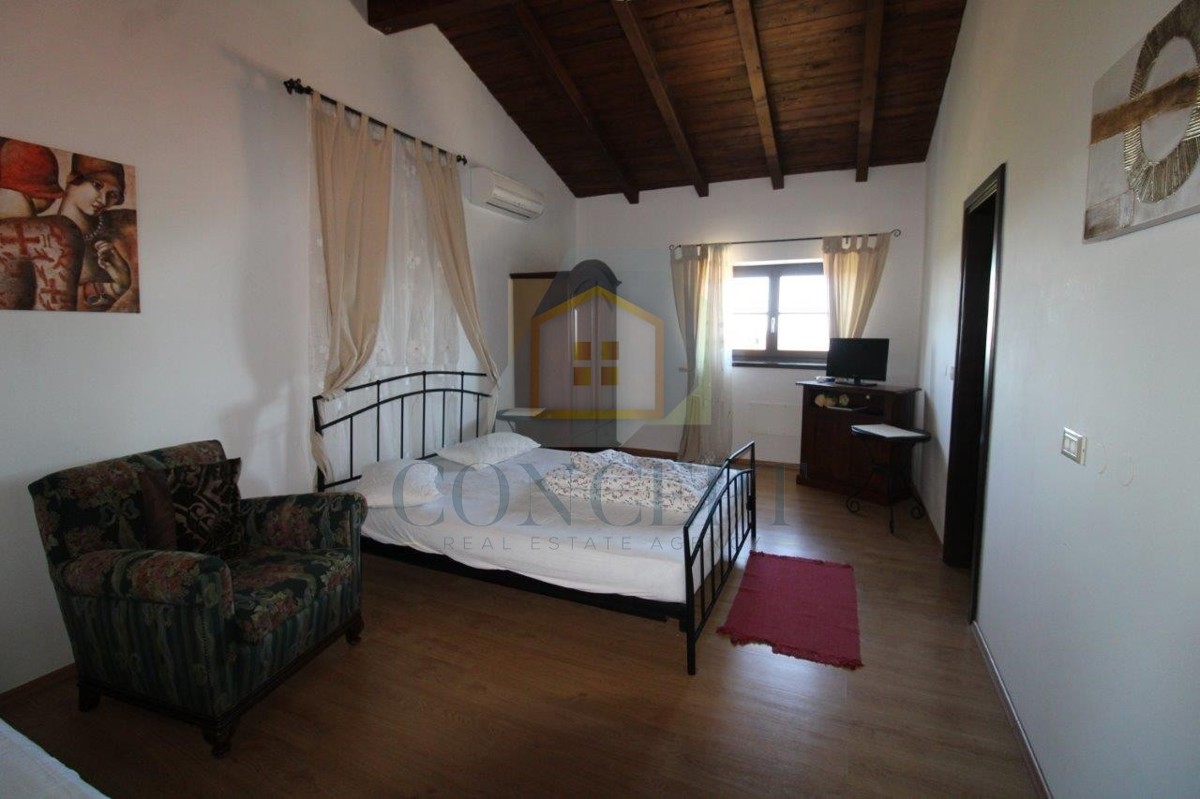 Poreč, okolica, Šarmantna kamnita vila s bazenom in pogledom na morje, 15 km od morja