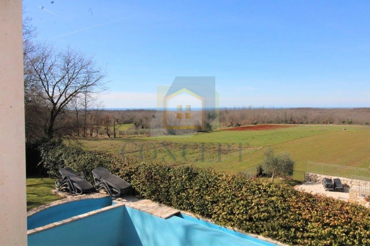 Poreč, okolica, Šarmantna kamnita vila s bazenom in pogledom na morje, 15 km od morja