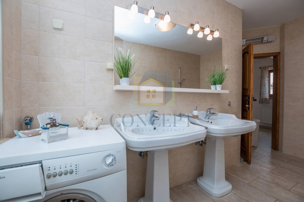 Poreč, okolica, Prekrasna kamena hiša z velikim vrtom in bazenom, 12 km od morja