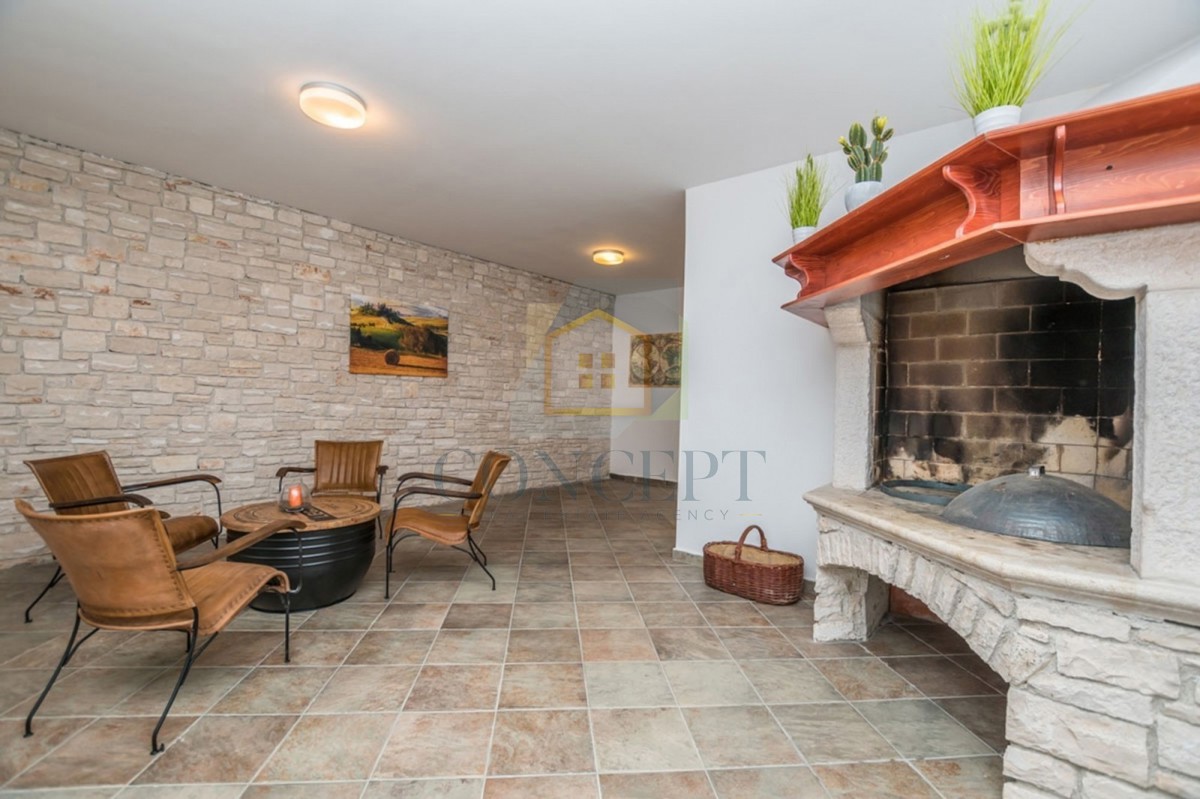 Poreč, okolica, Prekrasna kamena hiša z velikim vrtom in bazenom, 12 km od morja