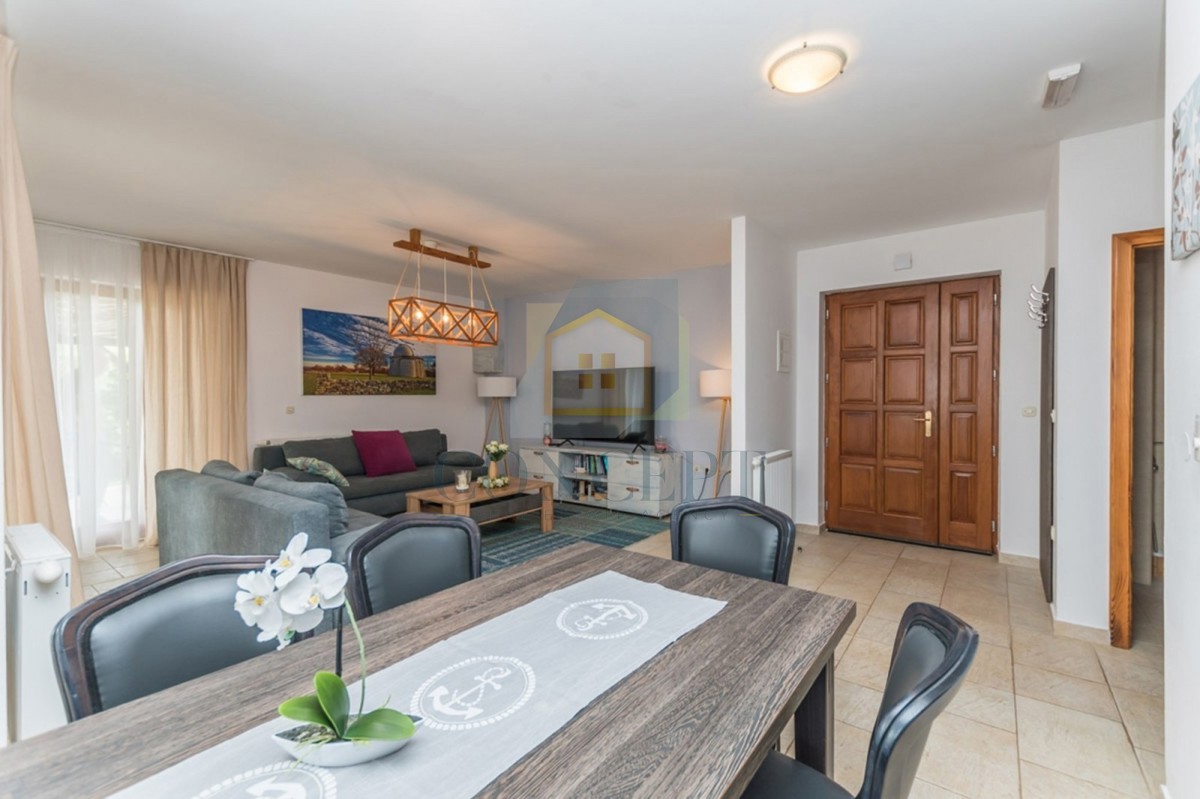 Poreč, okolica, Prekrasna kamena hiša z velikim vrtom in bazenom, 12 km od morja