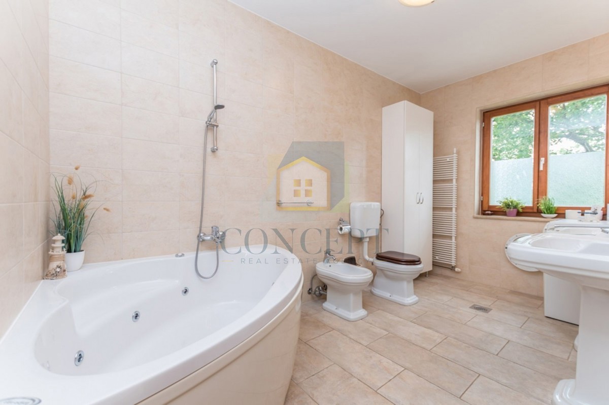 Poreč, okolica, Prekrasna kamena hiša z velikim vrtom in bazenom, 12 km od morja