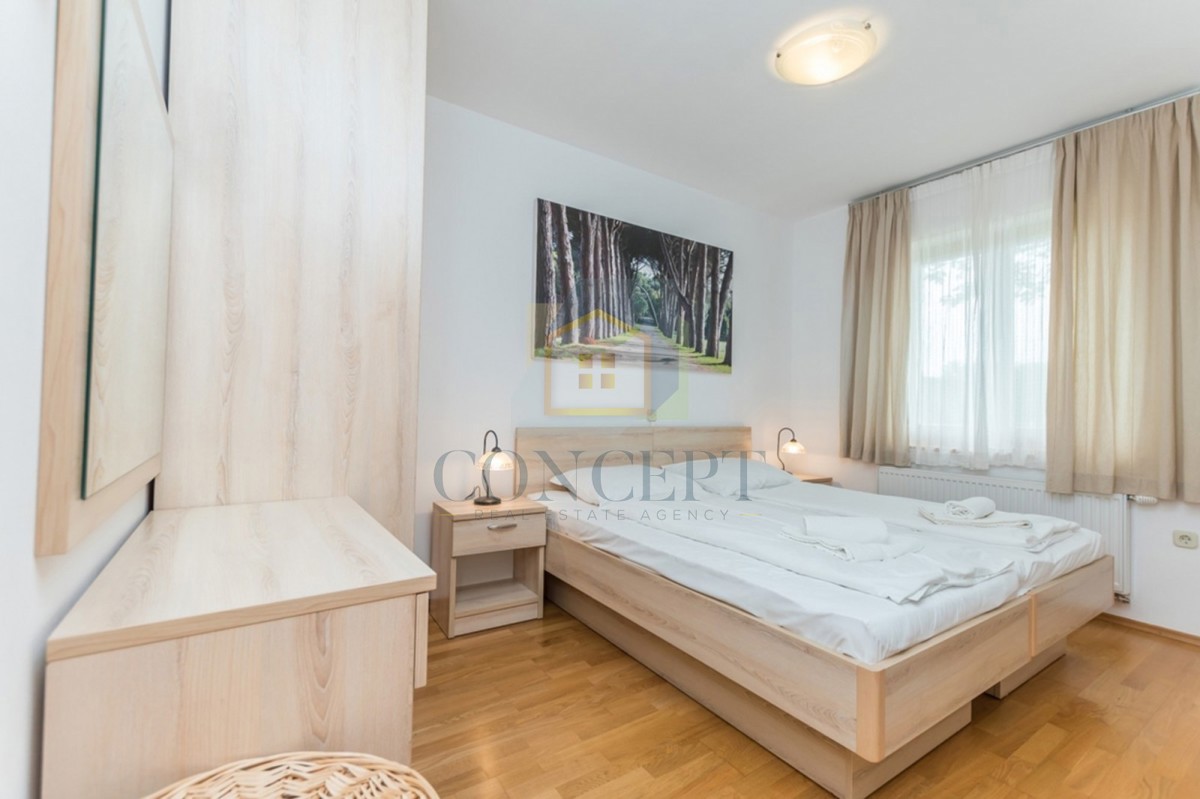 Poreč, okolica, Prekrasna kamena hiša z velikim vrtom in bazenom, 12 km od morja