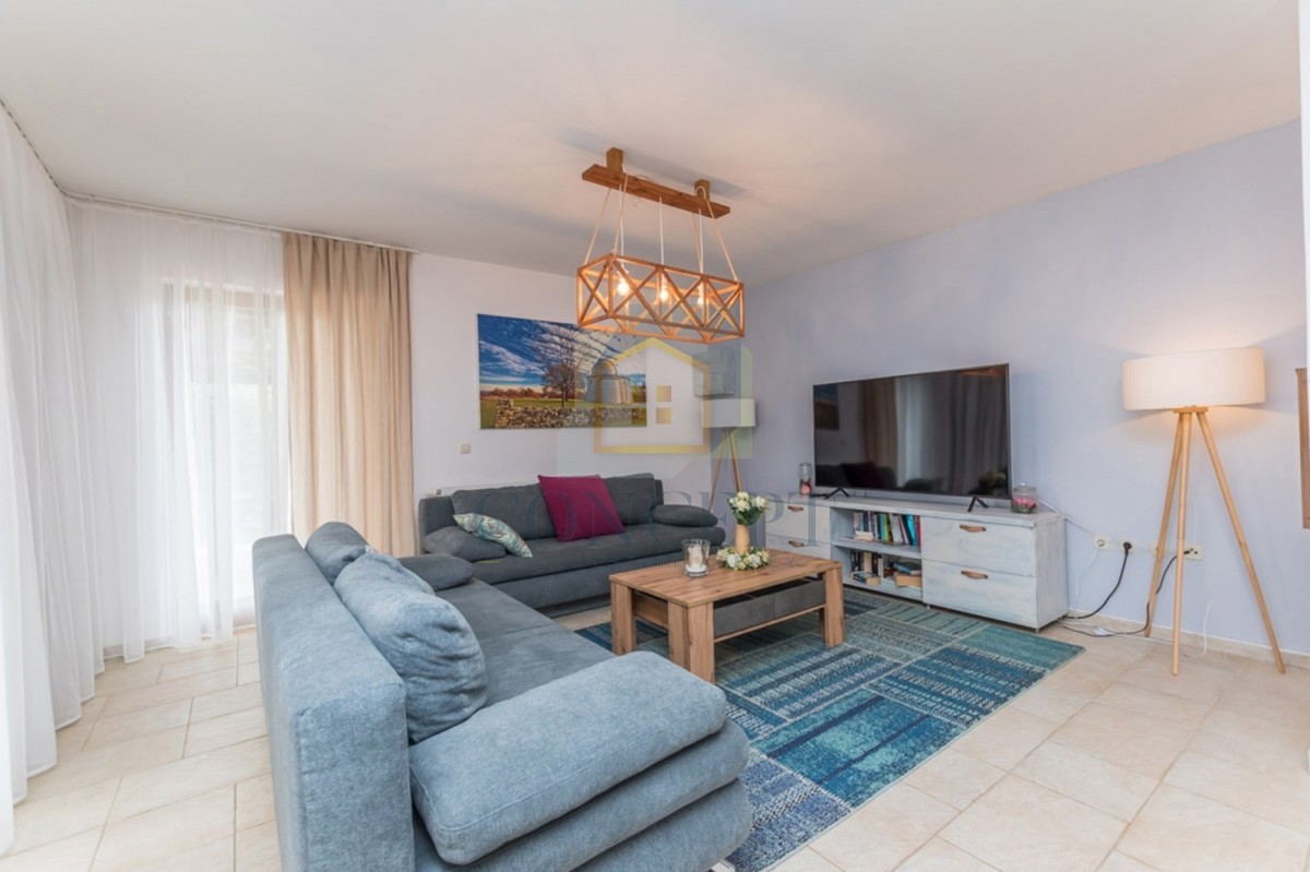 Poreč, okolica, Prekrasna kamena hiša z velikim vrtom in bazenom, 12 km od morja