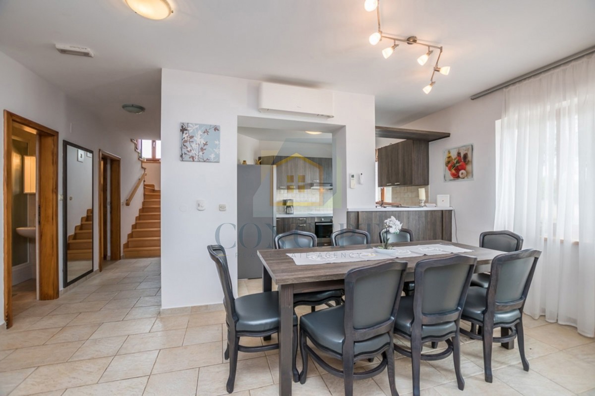 Poreč, okolica, Prekrasna kamena hiša z velikim vrtom in bazenom, 12 km od morja