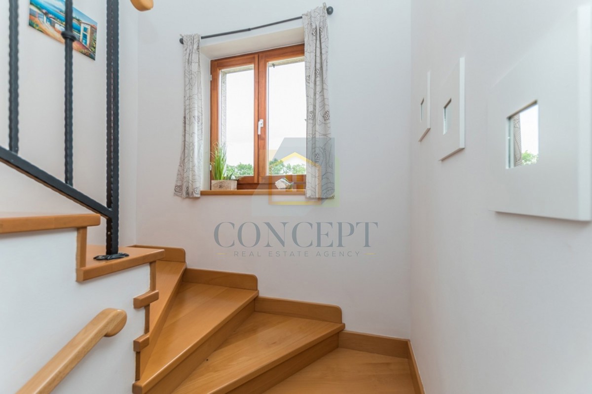 Poreč, okolica, Prekrasna kamena hiša z velikim vrtom in bazenom, 12 km od morja