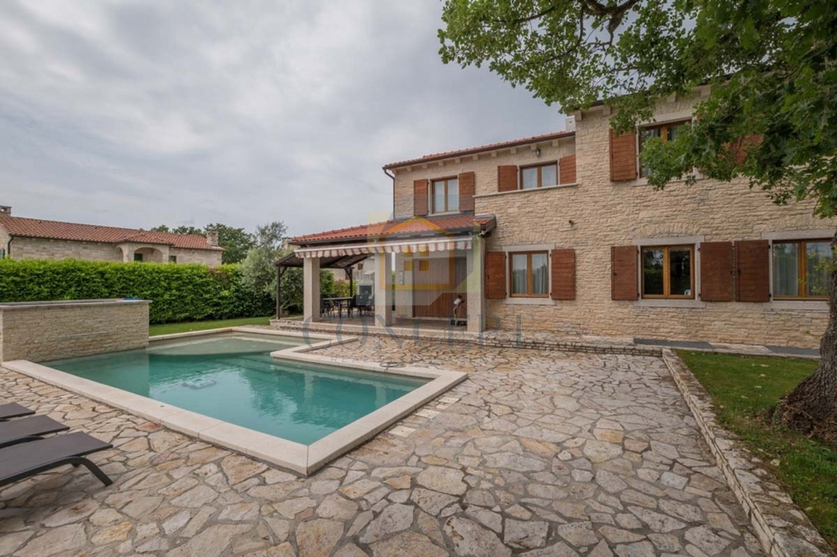 Poreč, okolica, Prekrasna kamena hiša z velikim vrtom in bazenom, 12 km od morja