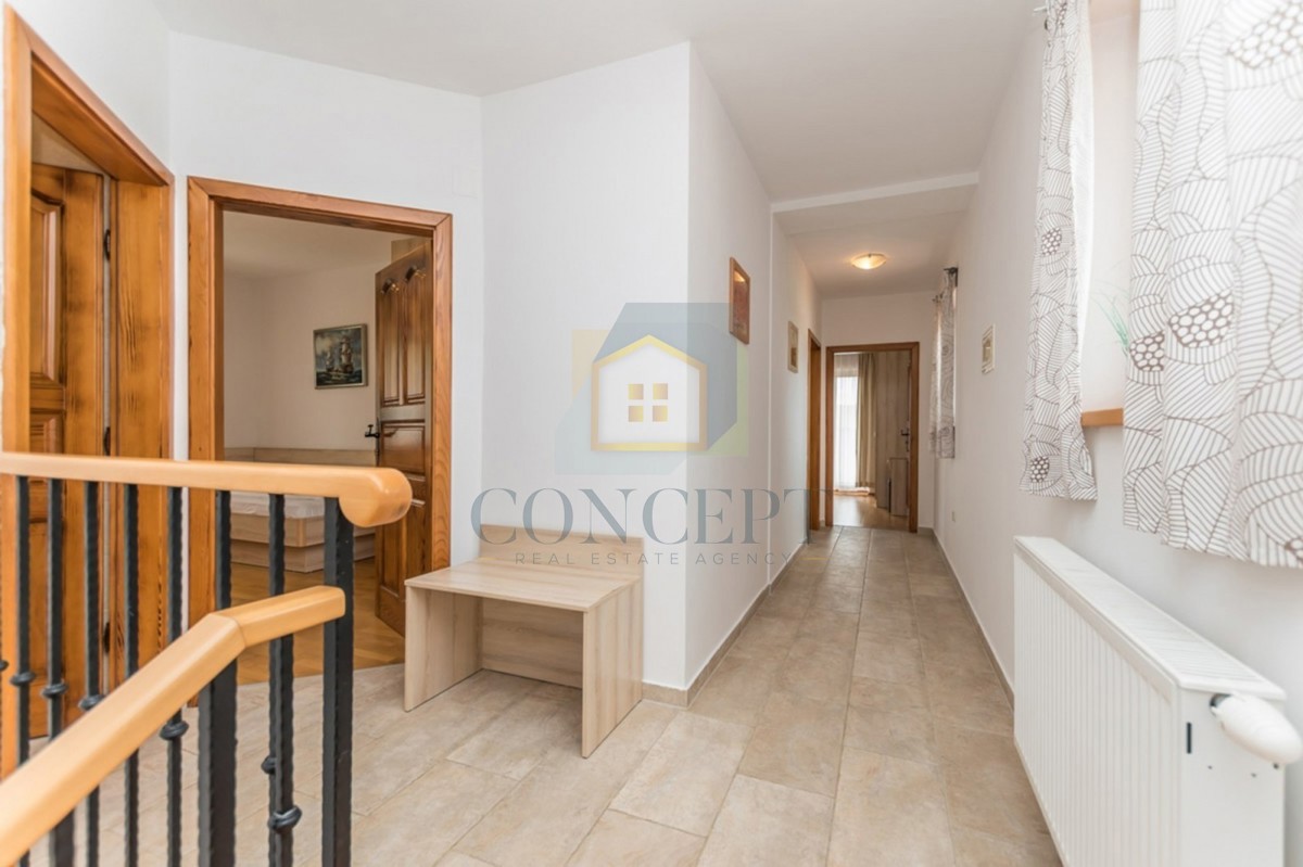 Poreč, okolica, Prekrasna kamena hiša z velikim vrtom in bazenom, 12 km od morja