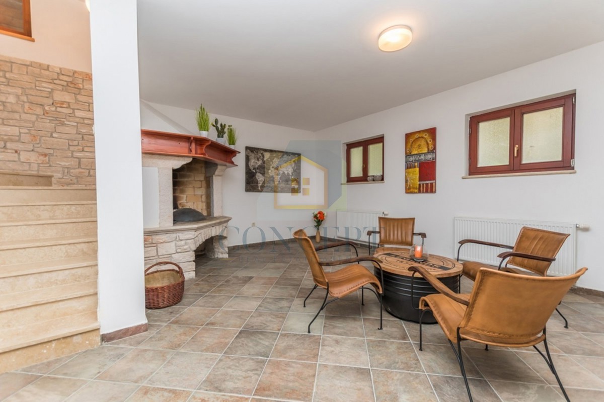 Poreč, okolica, Prekrasna kamena hiša z velikim vrtom in bazenom, 12 km od morja