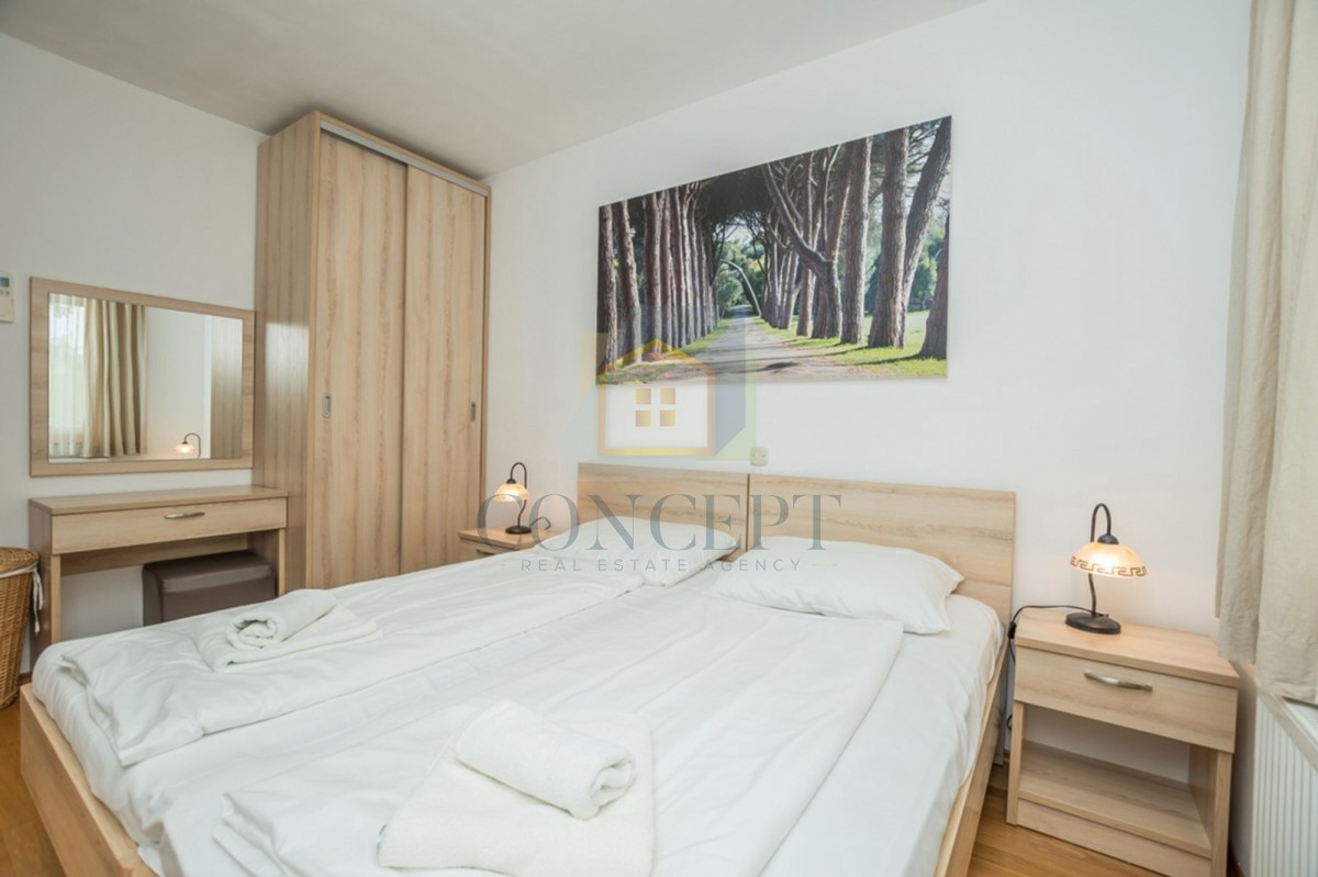 Poreč, okolica, Prekrasna kamena hiša z velikim vrtom in bazenom, 12 km od morja