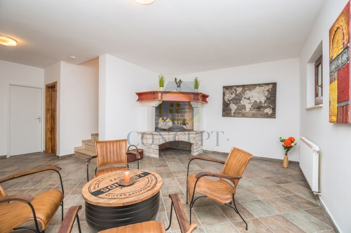 Poreč, okolica, Prekrasna kamena hiša z velikim vrtom in bazenom, 12 km od morja