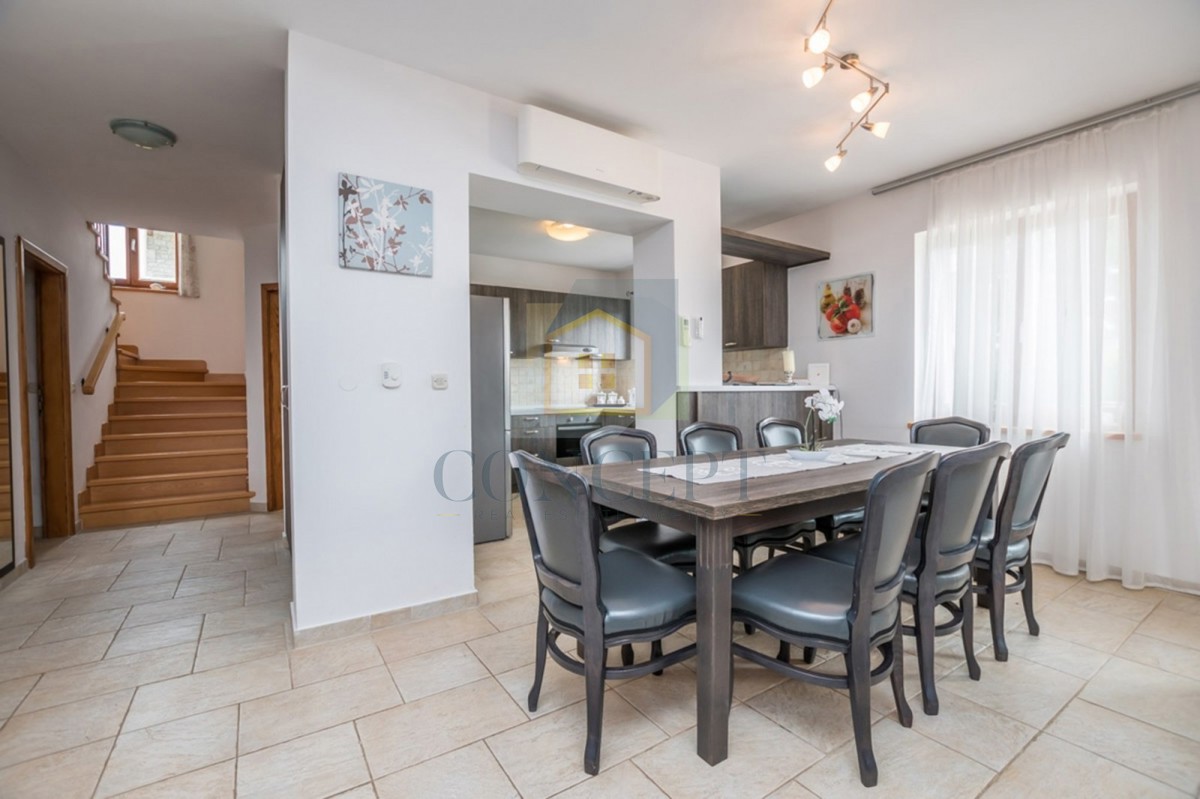 Poreč, okolica, Prekrasna kamena hiša z velikim vrtom in bazenom, 12 km od morja