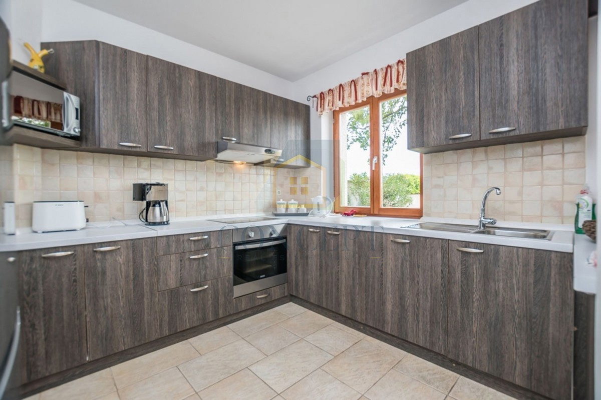 Poreč, okolica, Prekrasna kamena hiša z velikim vrtom in bazenom, 12 km od morja