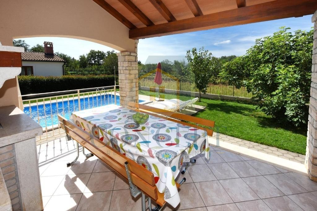 Poreč, okolica, Samostoječa hiša s bazenom na mirni lokaciji, 19 km od morja