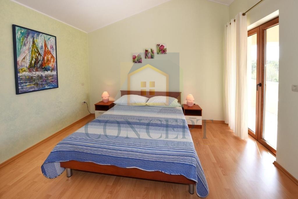 Poreč, okolica, Samostoječa hiša s bazenom na mirni lokaciji, 19 km od morja