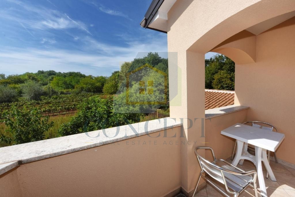 Poreč, okolica, Samostoječa hiša s bazenom na mirni lokaciji, 19 km od morja