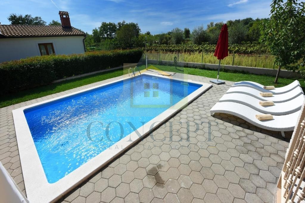 Poreč, okolica, Samostoječa hiša s bazenom na mirni lokaciji, 19 km od morja