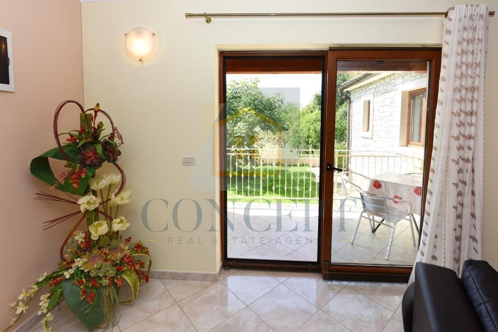 Poreč, okolica, Samostoječa hiša s bazenom na mirni lokaciji, 19 km od morja