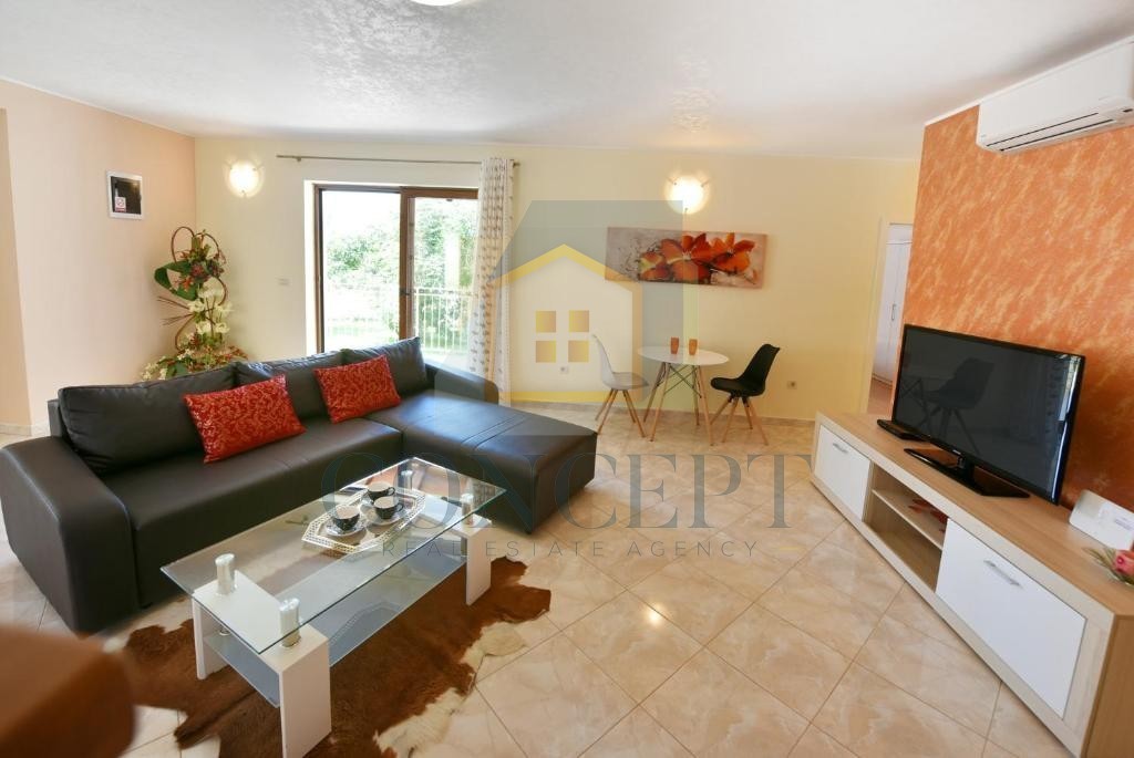 Poreč, okolica, Samostoječa hiša s bazenom na mirni lokaciji, 19 km od morja