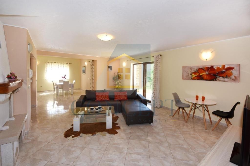 Poreč, okolica, Samostoječa hiša s bazenom na mirni lokaciji, 19 km od morja