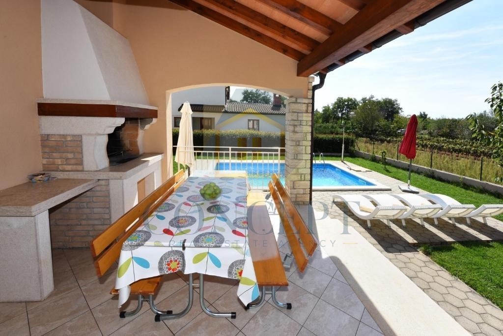 Poreč, okolica, Samostoječa hiša s bazenom na mirni lokaciji, 19 km od morja