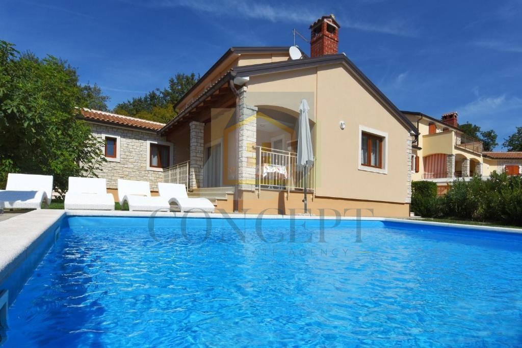 Poreč, okolica, Samostoječa hiša s bazenom na mirni lokaciji, 19 km od morja