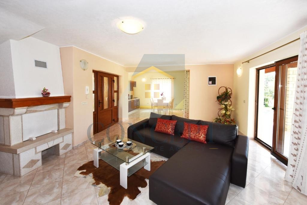 Poreč, okolica, Samostoječa hiša s bazenom na mirni lokaciji, 19 km od morja