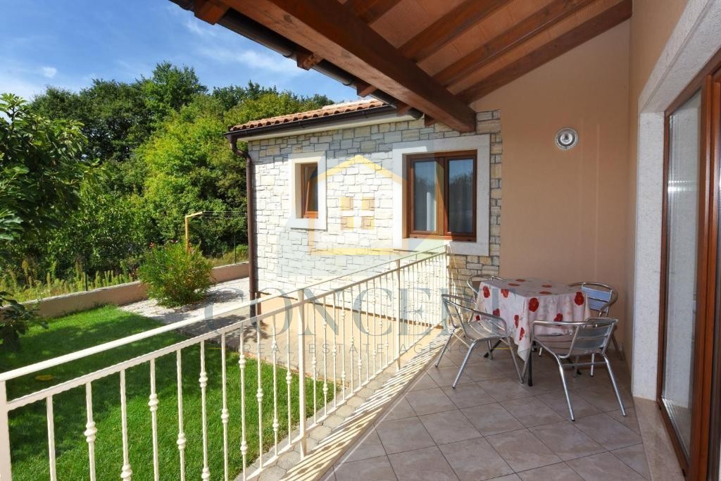 Poreč, okolica, Samostoječa hiša s bazenom na mirni lokaciji, 19 km od morja