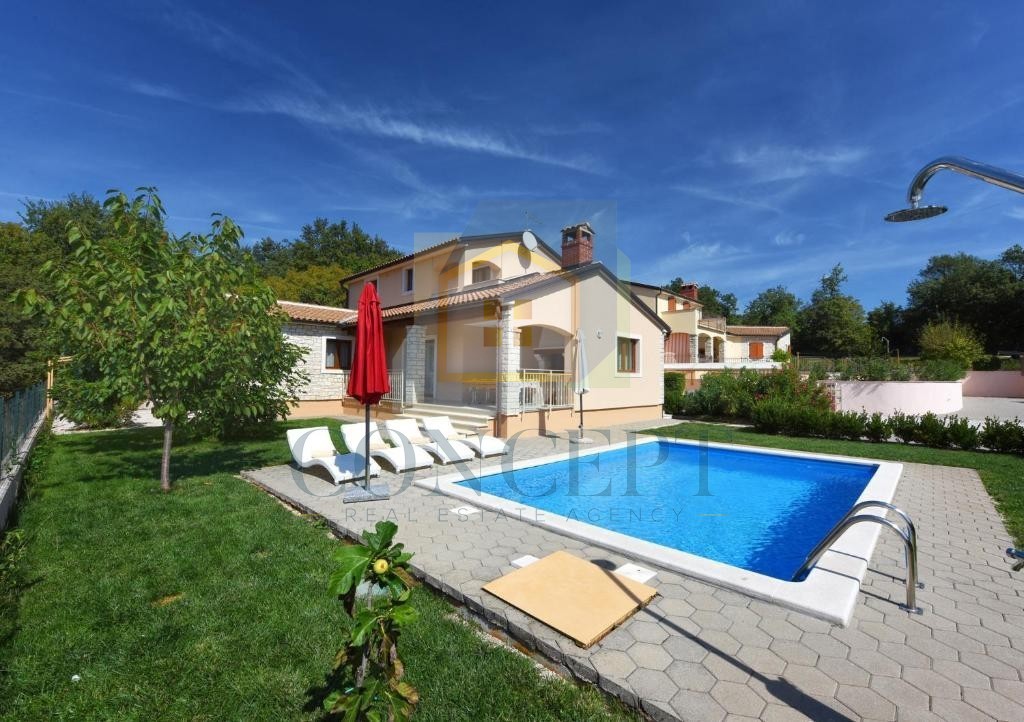 Poreč, okolica, Samostoječa hiša s bazenom na mirni lokaciji, 19 km od morja