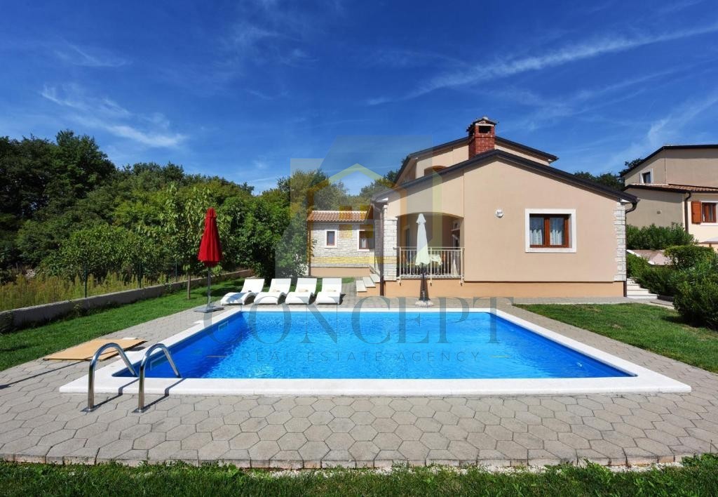 Poreč, okolica, Samostoječa hiša s bazenom na mirni lokaciji, 19 km od morja