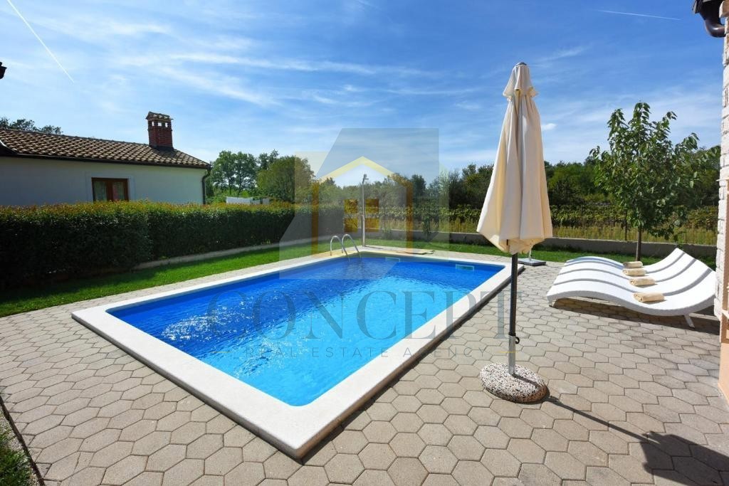 Poreč, okolica, Samostoječa hiša s bazenom na mirni lokaciji, 19 km od morja